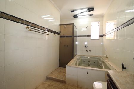 Casa para alugar com 255m², 3 quartos e 3 vagasBanheiro Quarto 1 suíte