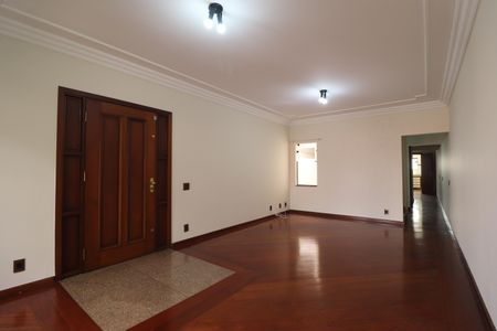 Casa para alugar com 255m², 3 quartos e 3 vagasSala