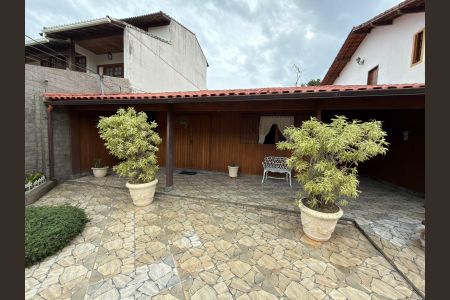 Casa para alugar com 260m², 2 quartos e 2 vagas Casa para alugar com 260m², 2 quartos e 2 vagasÁrea externa