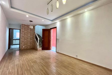 Casa à venda com 170m², 2 quartos e 2 vagas Casa à venda com 170m², 2 quartos e 2 vagasSala