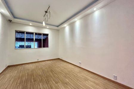 Casa à venda com 170m², 2 quartos e 2 vagas Casa à venda com 170m², 2 quartos e 2 vagasSala