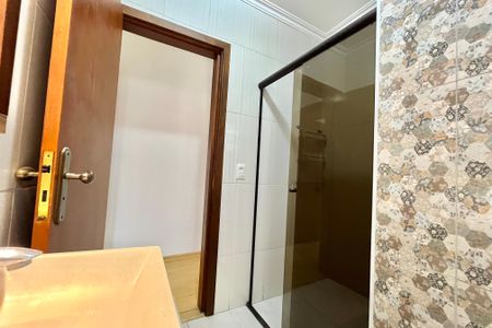 Casa à venda com 170m², 2 quartos e 2 vagas Casa à venda com 170m², 2 quartos e 2 vagasBanheiro Corredor