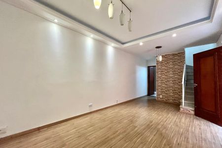 Casa à venda com 170m², 2 quartos e 2 vagas Casa à venda com 170m², 2 quartos e 2 vagasSala