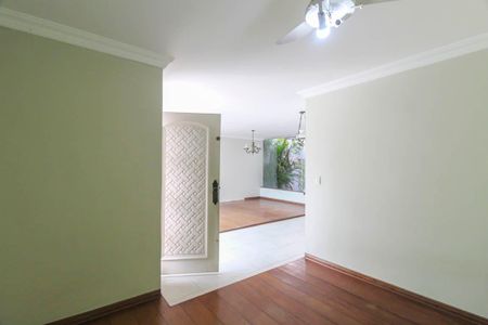 Casa para alugar com 338m², 5 quartos e 4 vagas