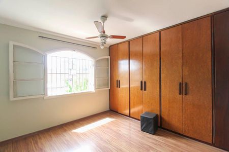 Casa para alugar com 338m², 5 quartos e 4 vagas