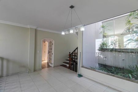 Casa para alugar com 338m², 5 quartos e 4 vagas