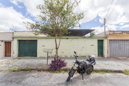 Casa à venda com 365m², 4 quartos e 2 vagasFachada