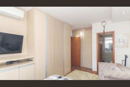 Apartamento à venda com 131m², 4 quartos e 2 vagas Apartamento à venda com 131m², 4 quartos e 2 vagasSuíte