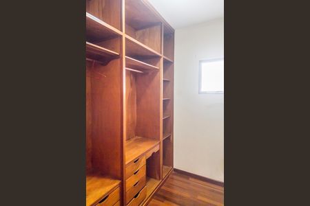 Casa de condomínio à venda com 341m², 4 quartos e 4 vagas Casa de condomínio à venda com 341m², 4 quartos e 4 vagasCloset da suíte
