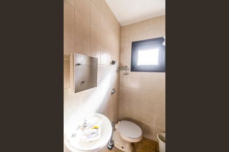 Casa de condomínio à venda com 341m², 4 quartos e 4 vagas Casa de condomínio à venda com 341m², 4 quartos e 4 vagasBanheiro