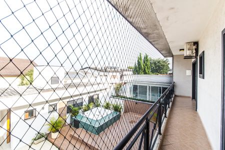 Casa de condomínio à venda com 341m², 4 quartos e 4 vagas Casa de condomínio à venda com 341m², 4 quartos e 4 vagasVaranda