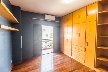 Casa de condomínio à venda com 341m², 4 quartos e 4 vagas Casa de condomínio à venda com 341m², 4 quartos e 4 vagasQuarto 3