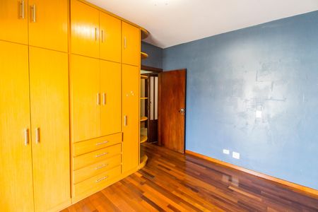 Casa de condomínio à venda com 341m², 4 quartos e 4 vagas Casa de condomínio à venda com 341m², 4 quartos e 4 vagasQuarto 3