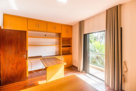 Casa de condomínio à venda com 341m², 4 quartos e 4 vagas Casa de condomínio à venda com 341m², 4 quartos e 4 vagasSuíte 2