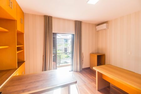 Casa de condomínio à venda com 341m², 4 quartos e 4 vagas Casa de condomínio à venda com 341m², 4 quartos e 4 vagasSuíte 2