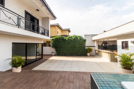 Casa de condomínio à venda com 341m², 4 quartos e 4 vagas Casa de condomínio à venda com 341m², 4 quartos e 4 vagasQuintal
