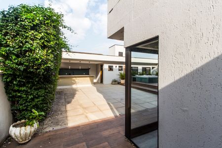 Casa de condomínio à venda com 341m², 4 quartos e 4 vagas Casa de condomínio à venda com 341m², 4 quartos e 4 vagasQuintal
