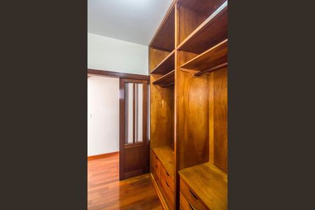 Casa de condomínio à venda com 341m², 4 quartos e 4 vagas Casa de condomínio à venda com 341m², 4 quartos e 4 vagasCloset da suíte