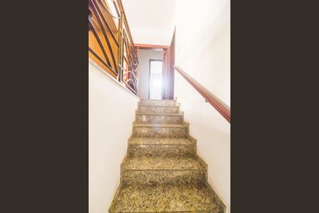 Casa de condomínio à venda com 341m², 4 quartos e 4 vagas Casa de condomínio à venda com 341m², 4 quartos e 4 vagasEscada