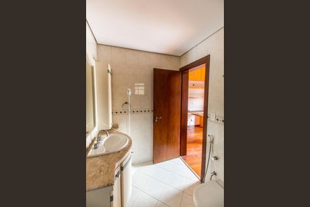 Casa de condomínio à venda com 341m², 4 quartos e 4 vagas Casa de condomínio à venda com 341m², 4 quartos e 4 vagasBanheiro da Suíte