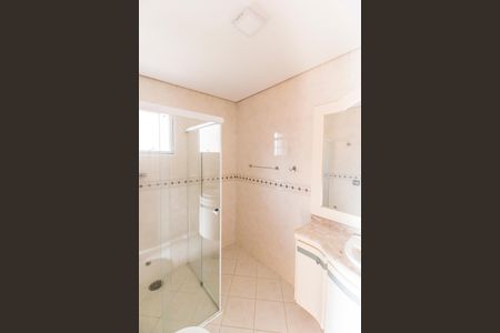 Casa de condomínio à venda com 341m², 4 quartos e 4 vagas Casa de condomínio à venda com 341m², 4 quartos e 4 vagasBanheiro da Suíte