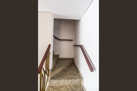 Casa de condomínio à venda com 341m², 4 quartos e 4 vagas Casa de condomínio à venda com 341m², 4 quartos e 4 vagasEscada