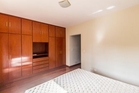 Casa de condomínio à venda com 341m², 4 quartos e 4 vagas Casa de condomínio à venda com 341m², 4 quartos e 4 vagasSuíte 1
