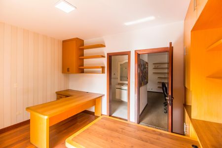 Casa de condomínio à venda com 341m², 4 quartos e 4 vagas Casa de condomínio à venda com 341m², 4 quartos e 4 vagasSuíte 2