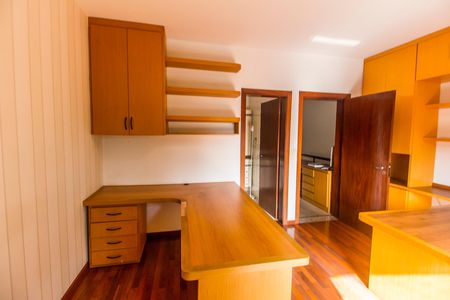 Casa de condomínio à venda com 341m², 4 quartos e 4 vagas Casa de condomínio à venda com 341m², 4 quartos e 4 vagasSuíte 2