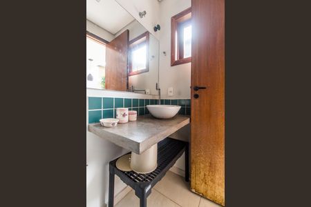 Casa de condomínio à venda com 341m², 4 quartos e 4 vagas Casa de condomínio à venda com 341m², 4 quartos e 4 vagasBanheiro