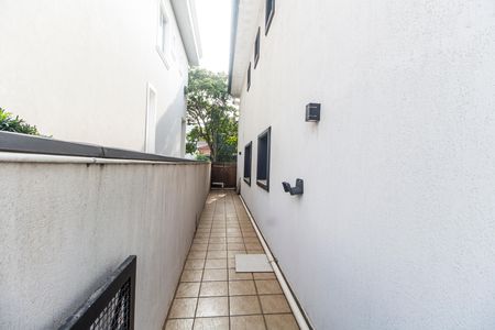 Casa de condomínio à venda com 341m², 4 quartos e 4 vagas Casa de condomínio à venda com 341m², 4 quartos e 4 vagasCorredor