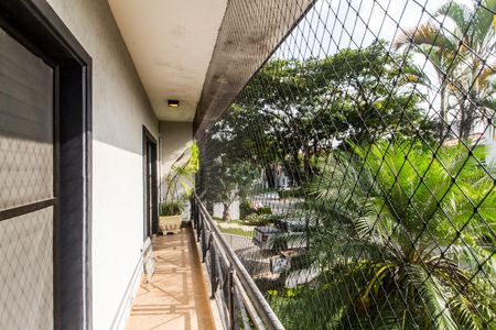 Casa de condomínio à venda com 341m², 4 quartos e 4 vagas Casa de condomínio à venda com 341m², 4 quartos e 4 vagasVaranda