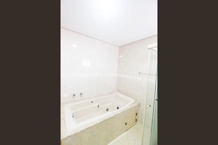 Casa de condomínio à venda com 341m², 4 quartos e 4 vagas Casa de condomínio à venda com 341m², 4 quartos e 4 vagasBanheiro da Suíte