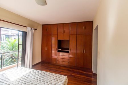 Casa de condomínio à venda com 341m², 4 quartos e 4 vagas Casa de condomínio à venda com 341m², 4 quartos e 4 vagasSuíte 1