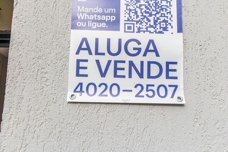 Casa de condomínio à venda com 341m², 4 quartos e 4 vagas Casa de condomínio à venda com 341m², 4 quartos e 4 vagasVista da Rua
