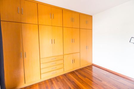 Casa de condomínio à venda com 341m², 4 quartos e 4 vagas Casa de condomínio à venda com 341m², 4 quartos e 4 vagasQuarto 4