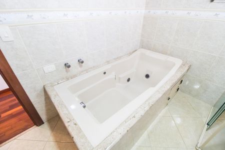 Casa de condomínio à venda com 341m², 4 quartos e 4 vagas Casa de condomínio à venda com 341m², 4 quartos e 4 vagasBanheiro da Suíte