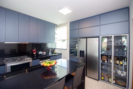 Casa à venda com 170m², 3 quartos e 3 vagasCozinha e Área de Serviço