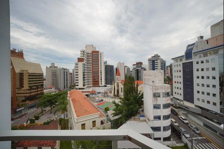 Sala vista de apartamento para alugar com 2 quartos, 82m² em Centro, Florianópolis