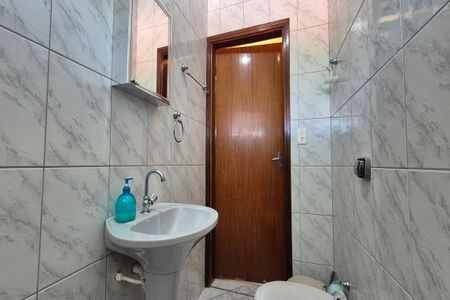 Casa à venda com 253m², 5 quartos e 4 vagasBanheiro de serviço