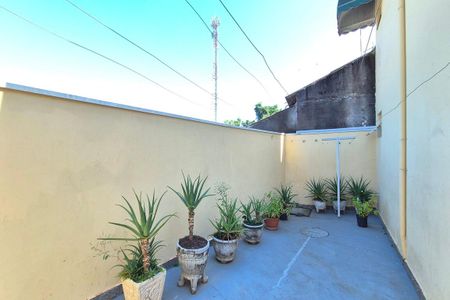 Casa à venda com 253m², 5 quartos e 4 vagas Casa à venda com 253m², 5 quartos e 4 vagasQuintal