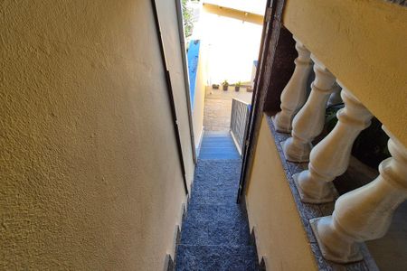 Casa à venda com 253m², 5 quartos e 4 vagas Casa à venda com 253m², 5 quartos e 4 vagasEscada