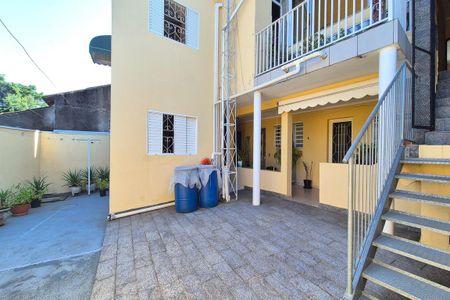 Casa à venda com 253m², 5 quartos e 4 vagas Casa à venda com 253m², 5 quartos e 4 vagasQuintal