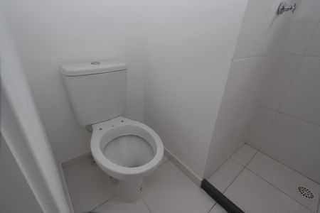 Banheiro de kitnet/studio para alugar com 1 quarto, 18m² em Jardim Imperador (zona Leste), São Paulo