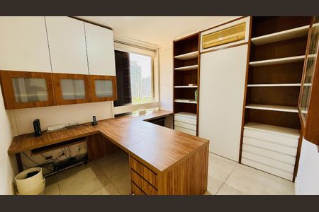 Apartamento à venda com 225m², 3 quartos e 3 vagas