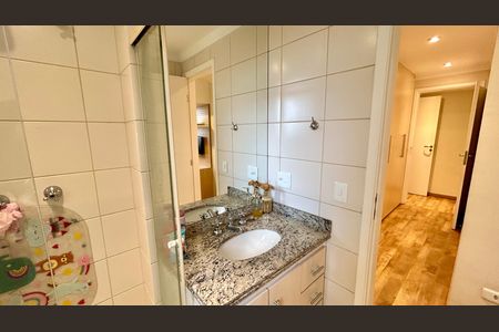 Apartamento à venda com 130m², 3 quartos e 2 vagas Apartamento à venda com 130m², 3 quartos e 2 vagasBanheiro da Suíte 1