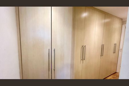 Apartamento à venda com 130m², 3 quartos e 2 vagas Apartamento à venda com 130m², 3 quartos e 2 vagasQuarto Suíte 1