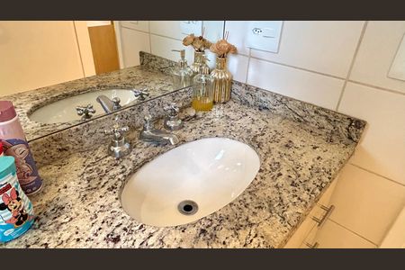 Apartamento à venda com 130m², 3 quartos e 2 vagas Apartamento à venda com 130m², 3 quartos e 2 vagasBanheiro da Suíte 1