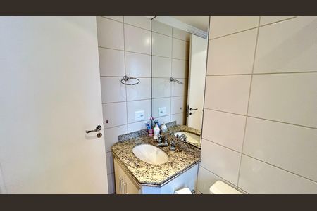 Apartamento à venda com 130m², 3 quartos e 2 vagas Apartamento à venda com 130m², 3 quartos e 2 vagasBanheiro da Suíte 2