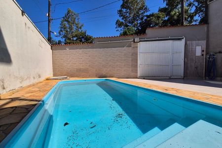 Casa à venda com 197m², 3 quartos e 10 vagas Casa à venda com 197m², 3 quartos e 10 vagasÁrea comum - Piscina